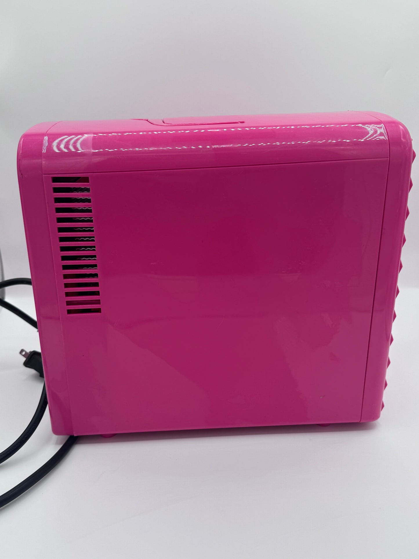 Frigidaire 9 Can Mini Retro Portable Refrigerator Hot Pink Diamond Door